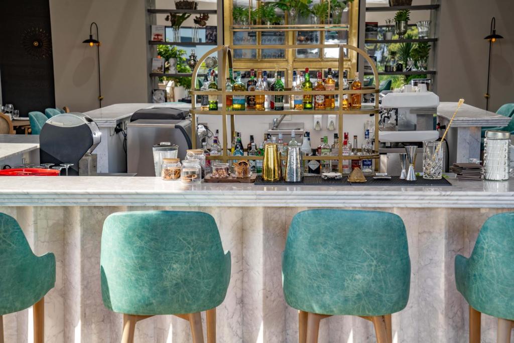 بار ساحلی هتل آکرا تی یو آی بلو سنسیتوری